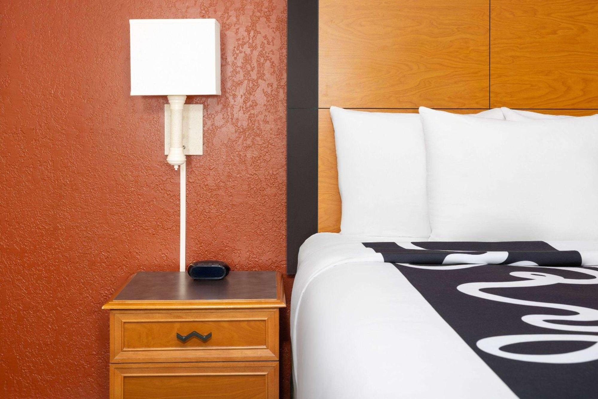 La Quinta Inn By Wyndham Pittsburgh Airport Moon Township Exterior foto