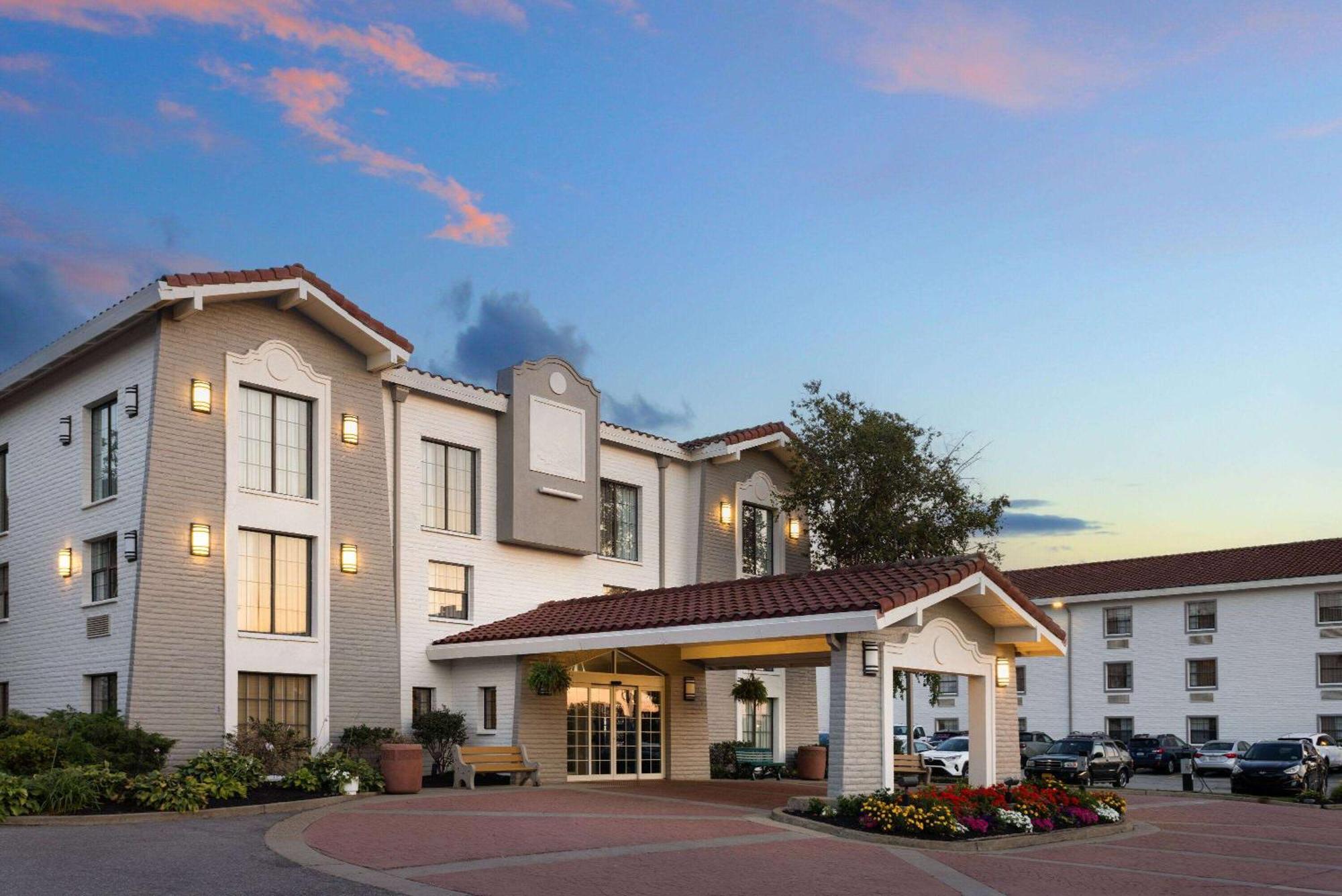 La Quinta Inn By Wyndham Pittsburgh Airport Moon Township Exterior foto