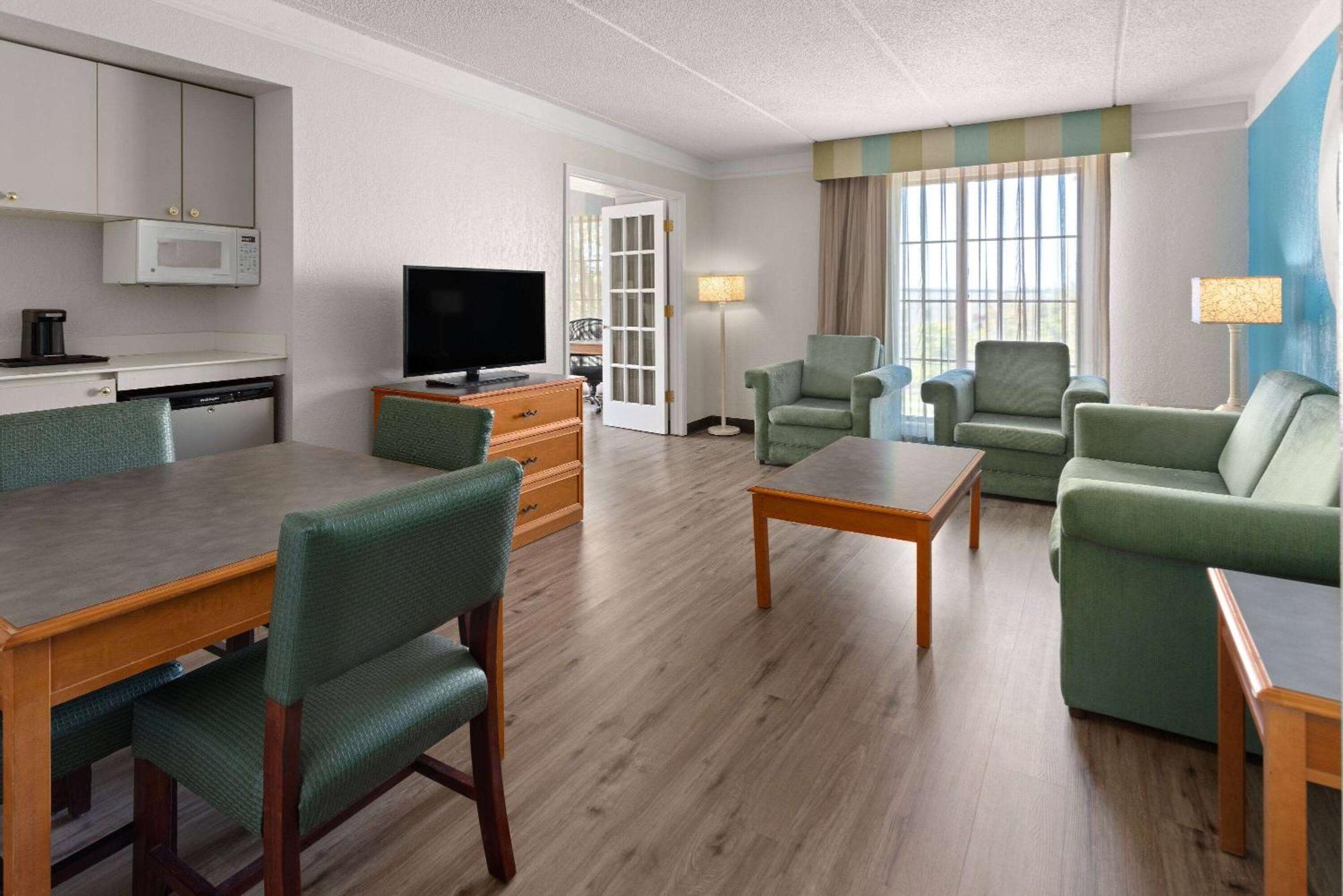 La Quinta Inn By Wyndham Pittsburgh Airport Moon Township Exterior foto