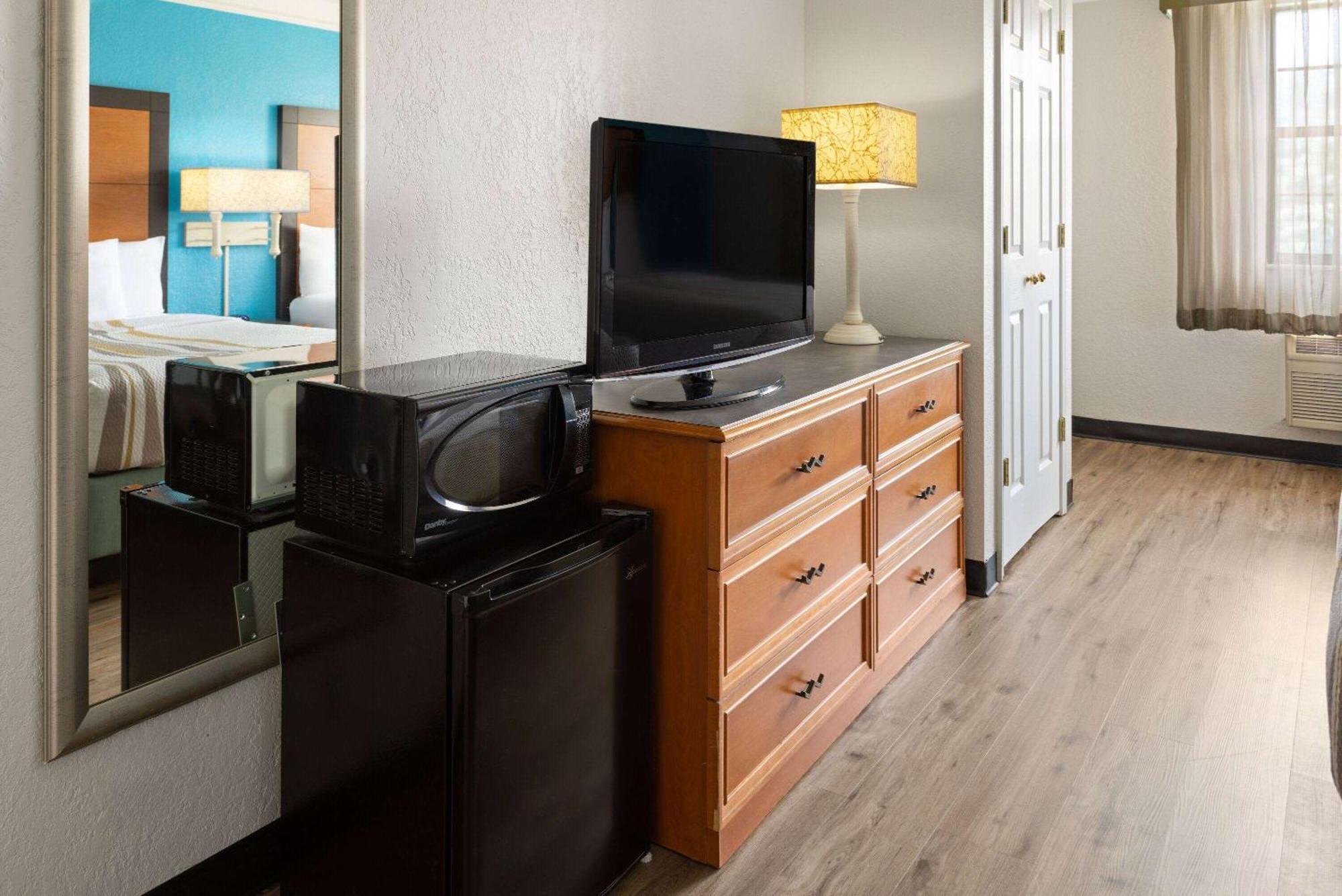 La Quinta Inn By Wyndham Pittsburgh Airport Moon Township Exterior foto
