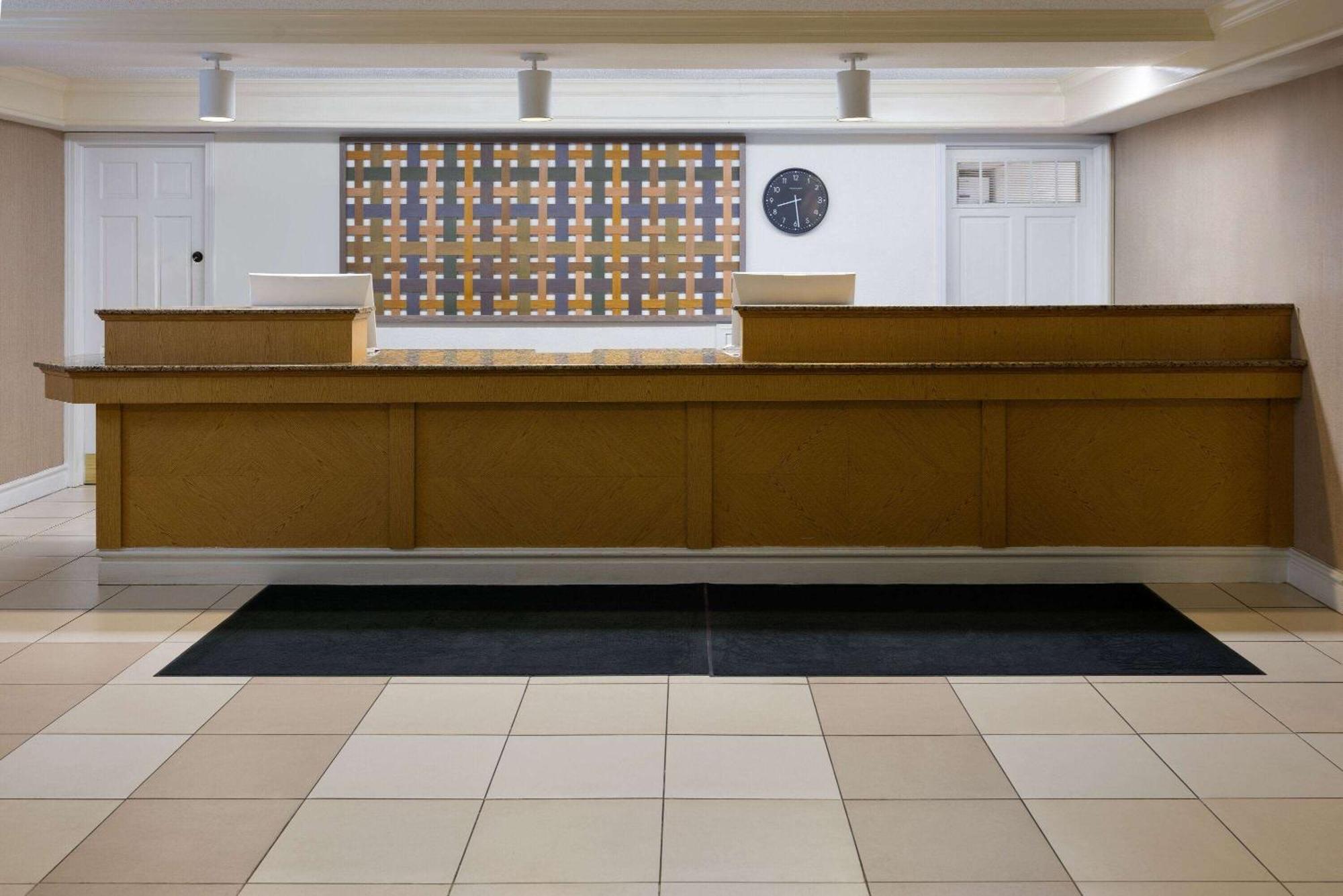 La Quinta Inn By Wyndham Pittsburgh Airport Moon Township Exterior foto