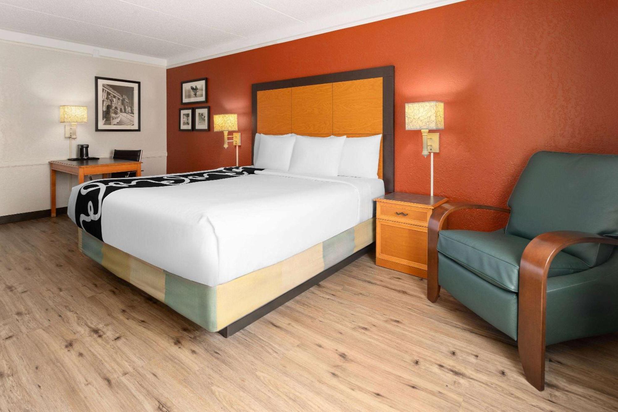 La Quinta Inn By Wyndham Pittsburgh Airport Moon Township Exterior foto