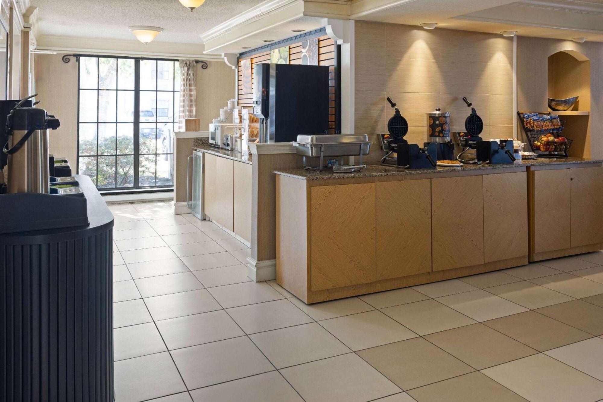 La Quinta Inn By Wyndham Pittsburgh Airport Moon Township Exterior foto