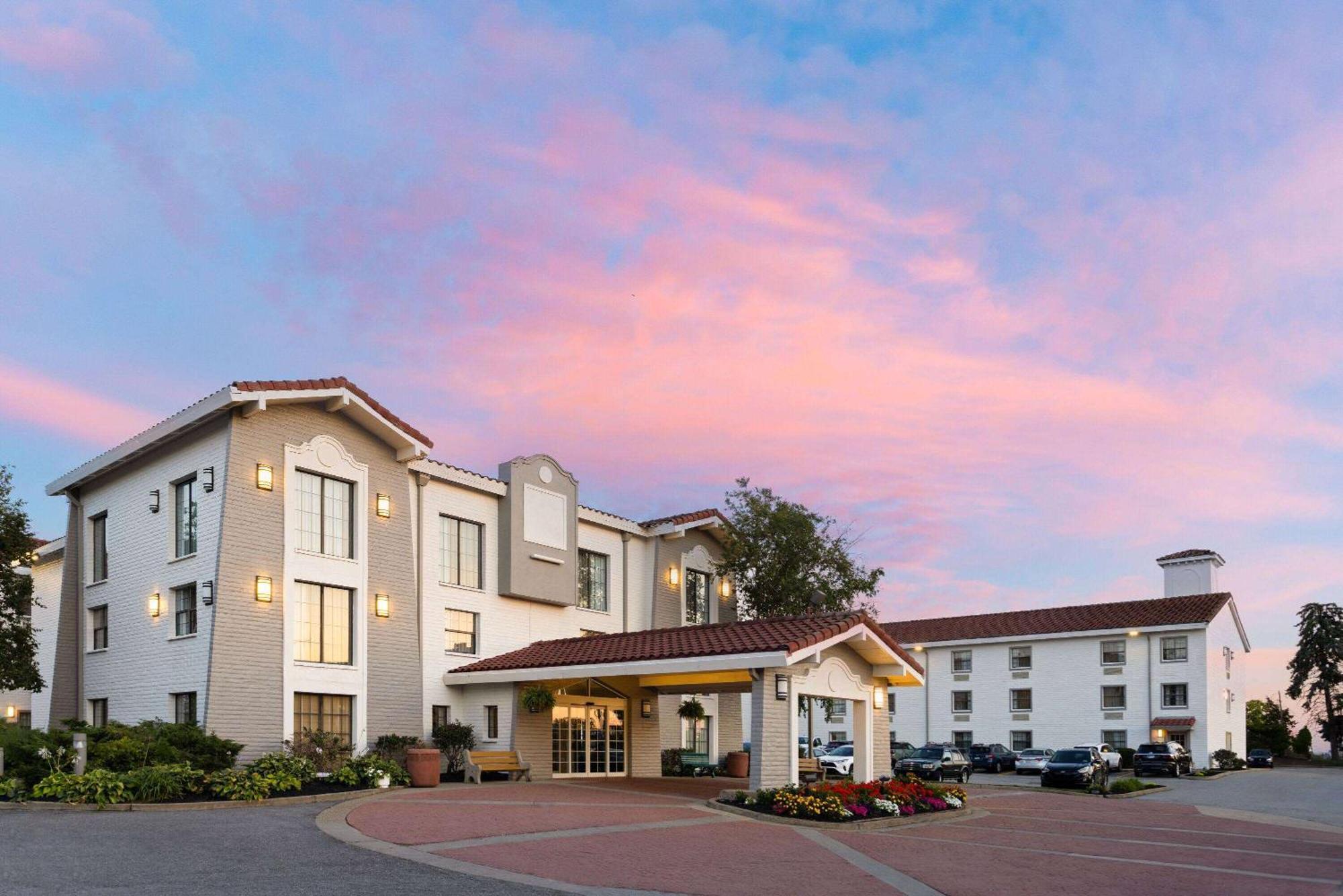 La Quinta Inn By Wyndham Pittsburgh Airport Moon Township Exterior foto