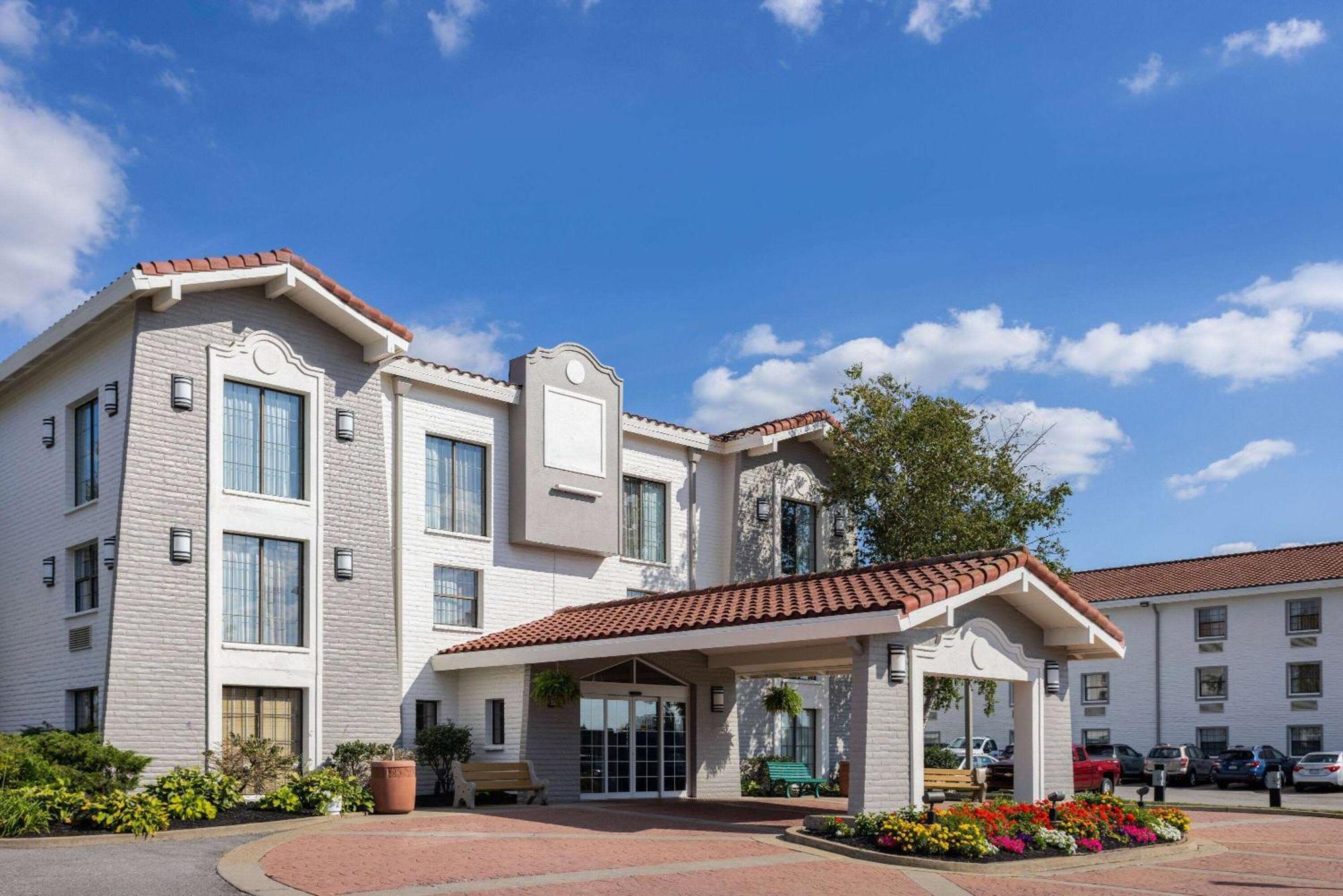 La Quinta Inn By Wyndham Pittsburgh Airport Moon Township Exterior foto