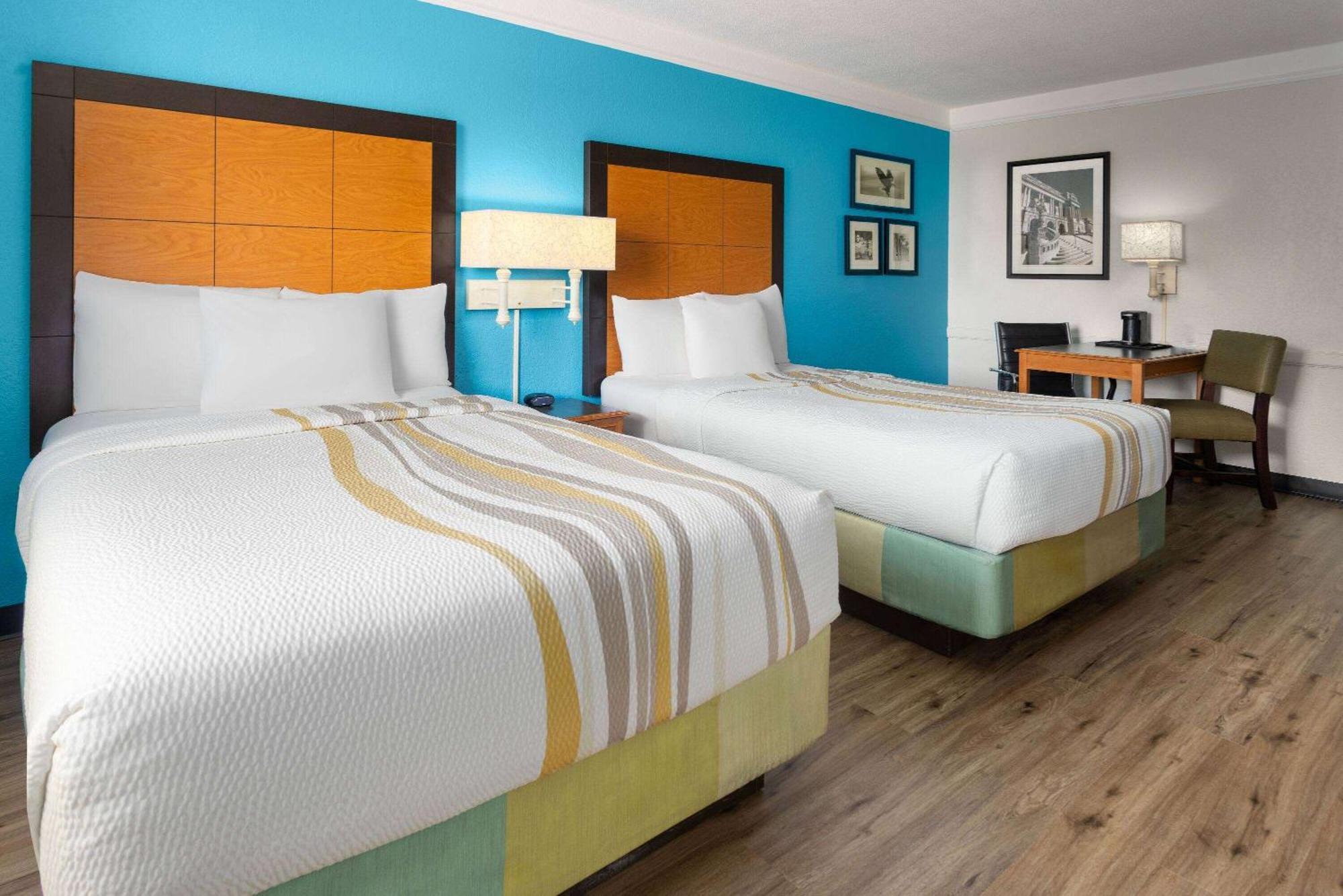 La Quinta Inn By Wyndham Pittsburgh Airport Moon Township Exterior foto